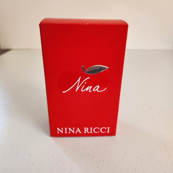 Nina By Nina Ricci Eau De Toilette Lotion .34 Fl Oz Roll On Gift Set New In Box - Picture 2 of 5
